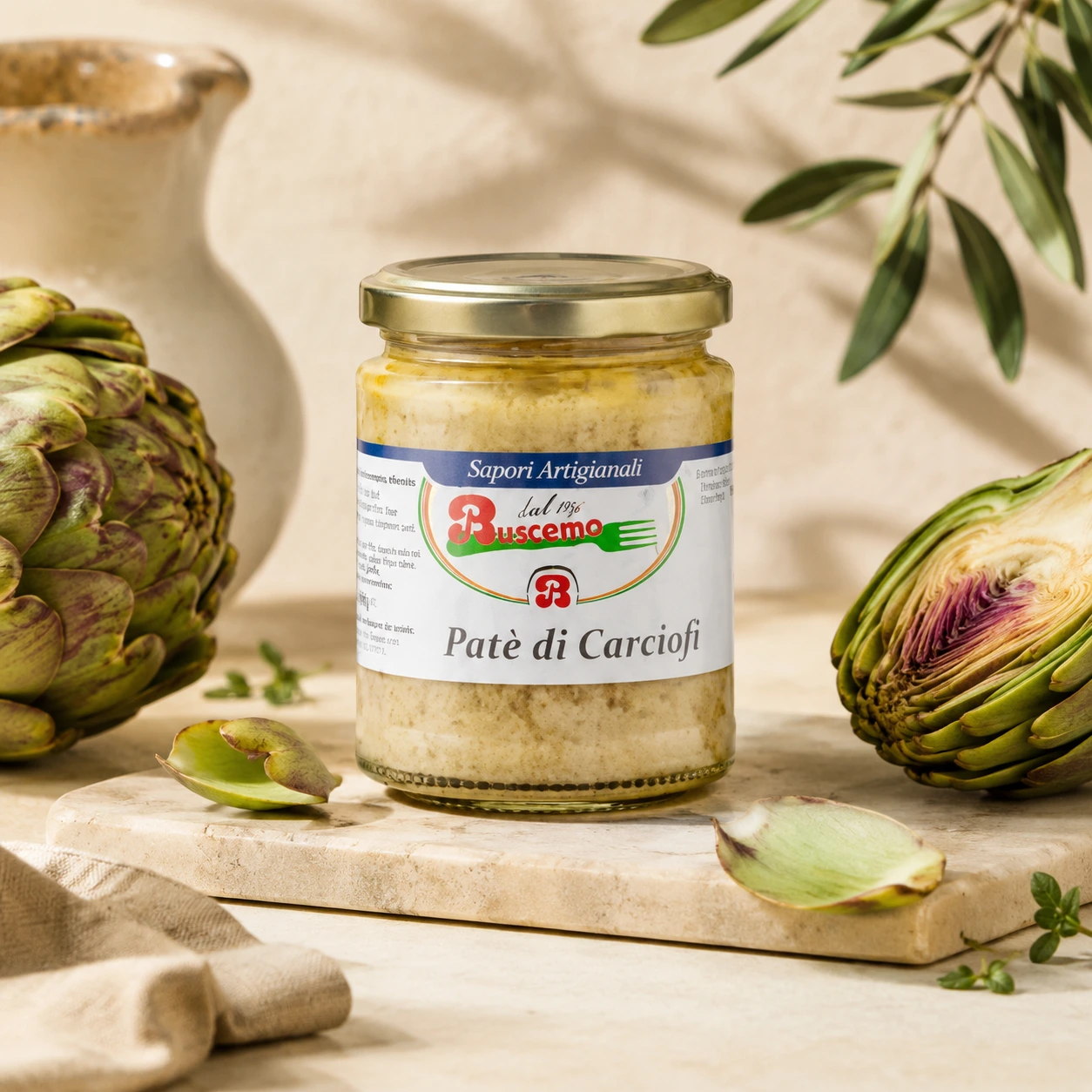 Pasta z karczocha Patè di Carciofi na jasnym śródziemnomorskim tle z karczochami i liśćmi oliwnymi - Calabrisella