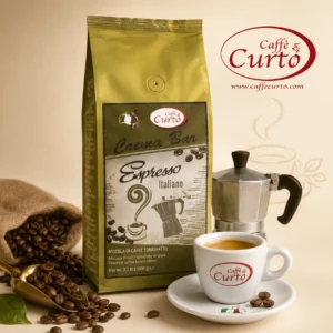 Caffè Curto Crema Bar Espresso Italiano na jasnym tle z filiżanką espresso, kawiarką i ziarnami kawy - Calabrisella