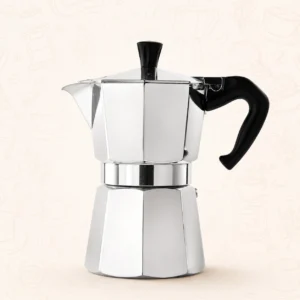 Klasyczny czajniczek Moka do parzenia espresso na jasnym kawowym tle - Calabrisella