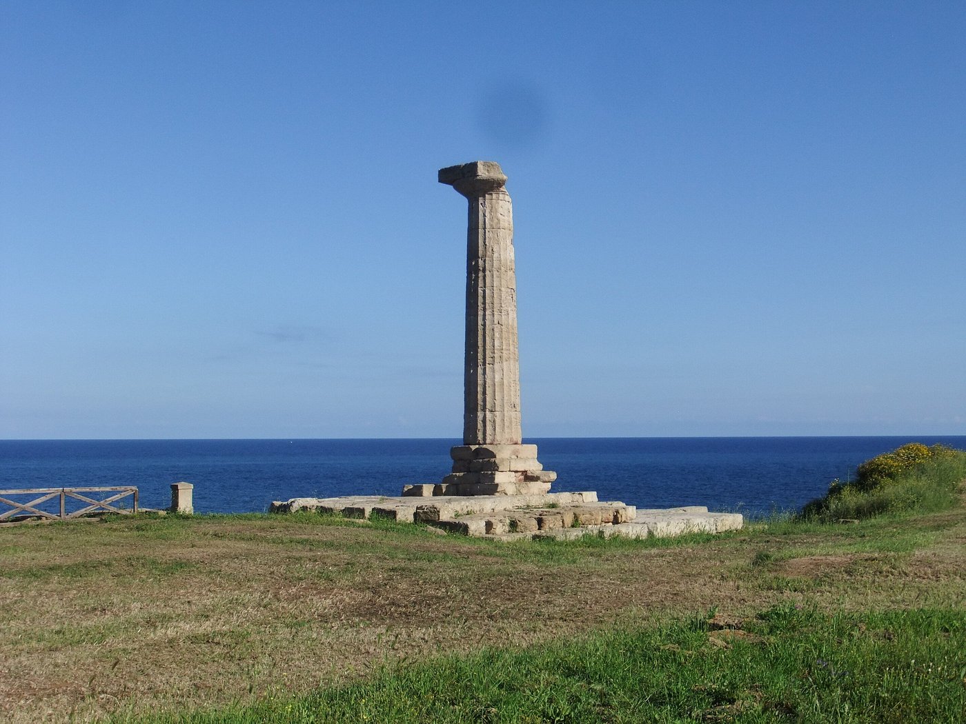 Capo Colonna, colonna del tempio di Hera Lacinia in pieno giorno