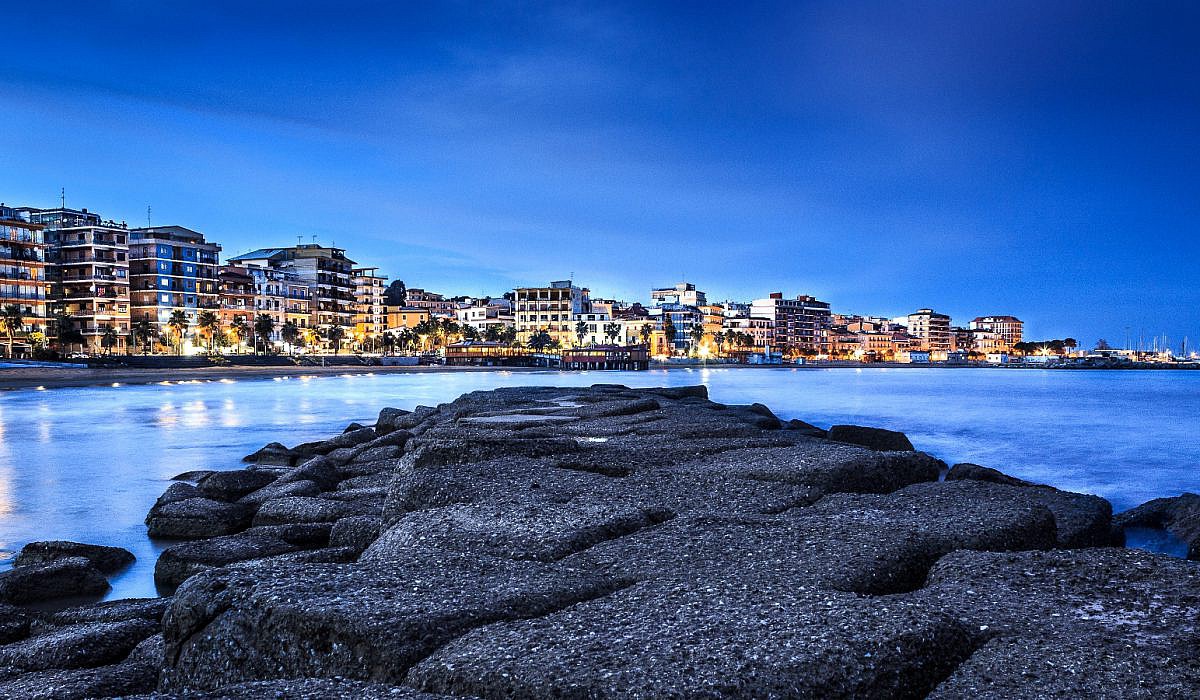 Crotone nocą — nabrzeże i światła miasta — fot. © Piotr Jawornik