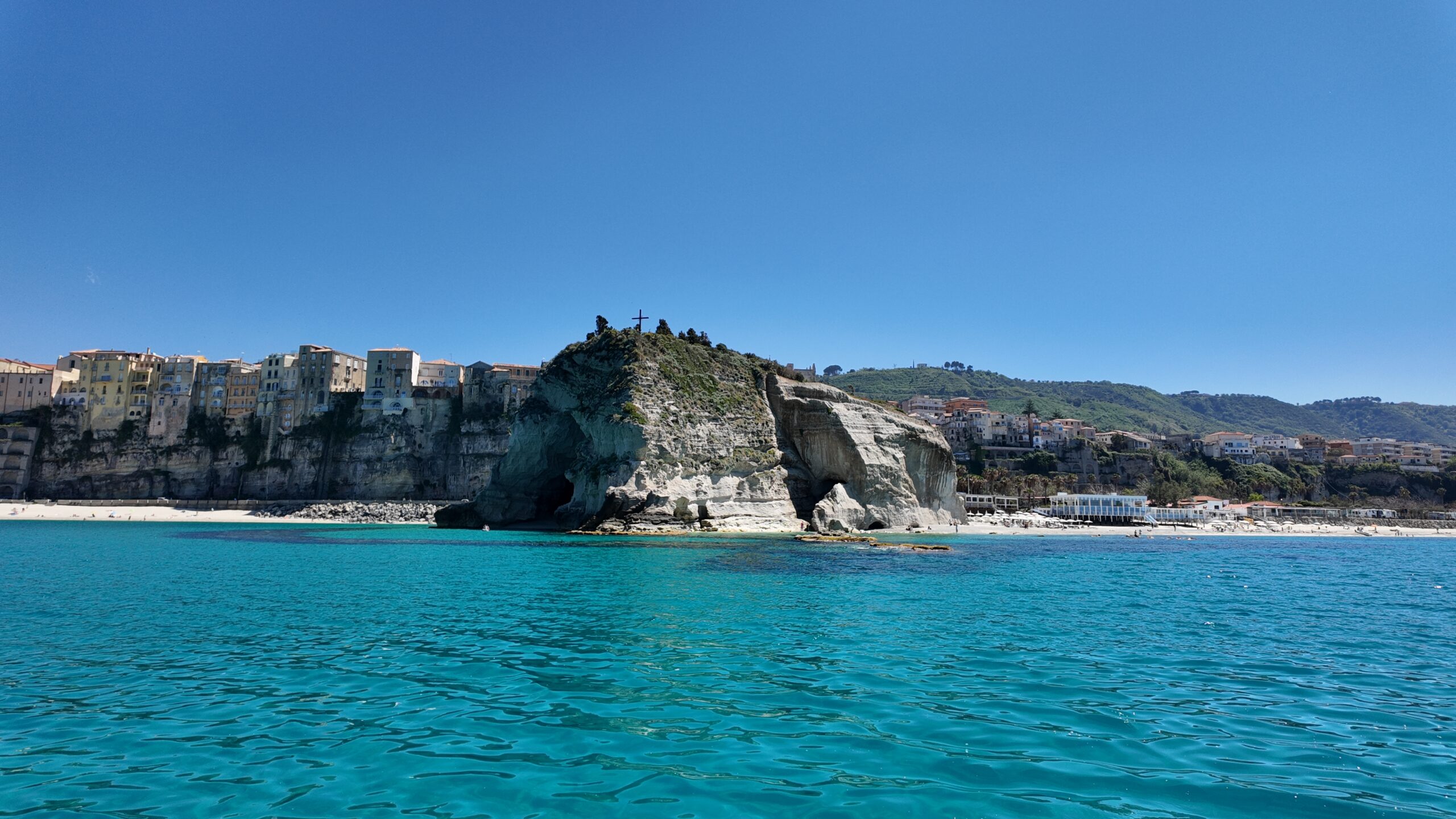 Tropea widok z morza — miasto na klifie nad Morzem Tyrreńskim, Kalabria — fot. © Piotr Jawornik
