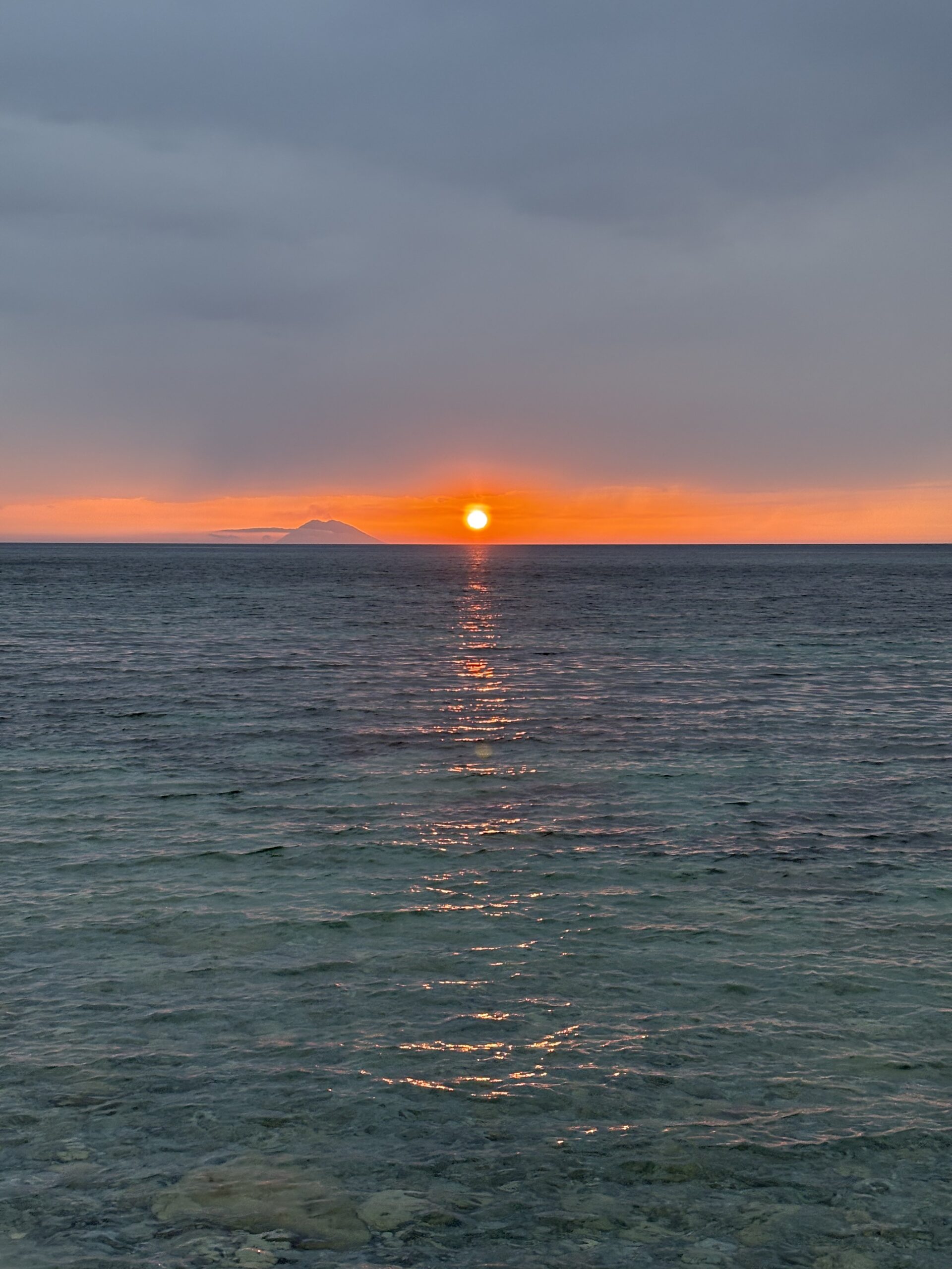 Zachód słońca z sylwetką Stromboli na horyzoncie — Morze Tyrreńskie — fot. © Piotr Jawornik