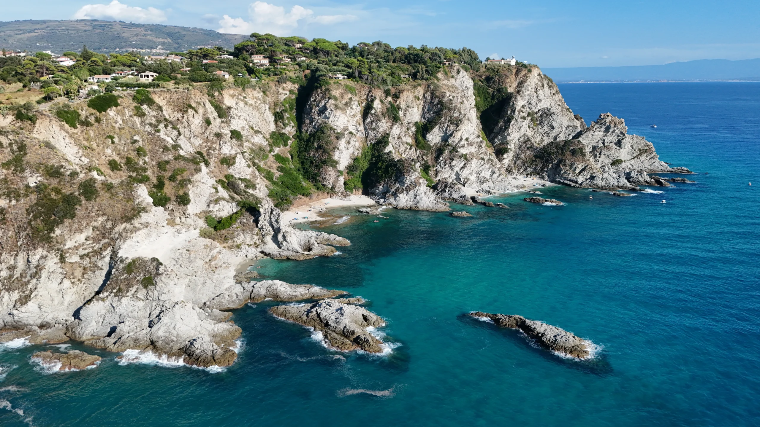 Le scogliere di Capo Vaticano sulla costa tirrenica calabrese