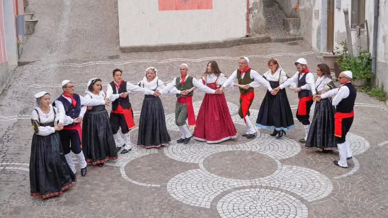 Danza e abiti tradizionali, San Nicola dell'Alto - villaggio arbëreshë in Calabria